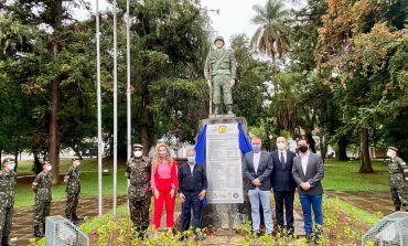 Monumento aos Pracinhas recebe nova placa na Praça Getúlio Vargas