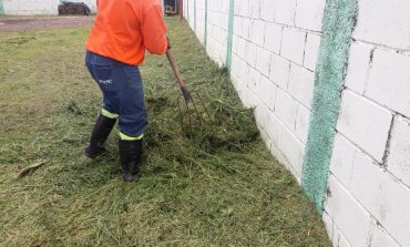 Serviços Públicos realiza poda e limpeza em áreas de escolas e CEI’s municipais