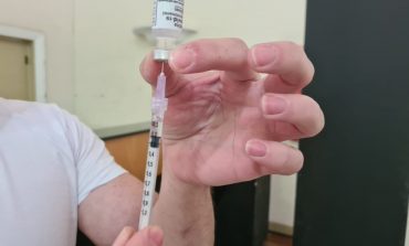 Vacinação nas escolas continua nesta terça-feira (24)