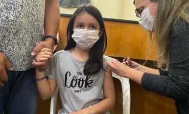 Mais duas escolas recebem a equipe de imunização contra COVID-19