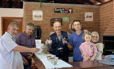 Em Poços, presidente do Instituto de Baristas da Grécia prova café vulcânico: “Incrível!”