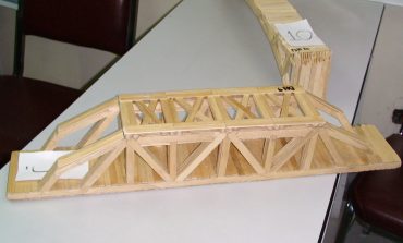 Minascon realiza concurso de ponte de palitos de picolé