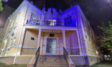 Prefeitura e Cristo Redentor recebem iluminação em alusão ao Novembro Azul