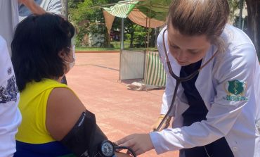 Alunos do curso medicina da Puc Poços Minas Gerais realizaram ações orientativas sobre AVE na Praça dos Macacos