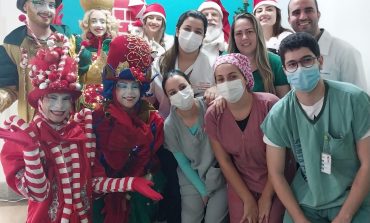 Papai Noel visita crianças da Pediatria da Santa Casa com apoio do Procon e parceiros