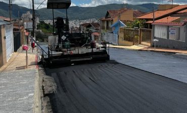 Prefeitura realiza obras de asfalto em dois bairros