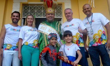 Rei Momo já está com as chaves da cidade, celebrando o Carnaval do reencontro