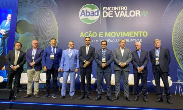 Prefeito Sérgio Azevedo discorre sobre cenário político e econômico em evento da ABAD