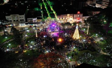 Prefeitura ilumina a cidade e comemora o Natal com o ‘Natal Poços de Luz’ 2023