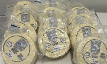 Comerciante de Caldas doa 57 kg de queijo ao Banco de Alimentos
