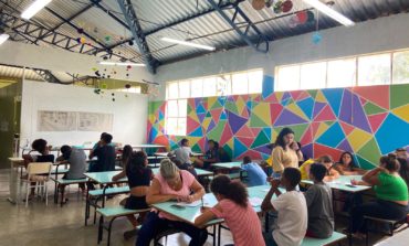 Artista visual Lo Firmino realiza oficina de Lettering em unidades do PMJ