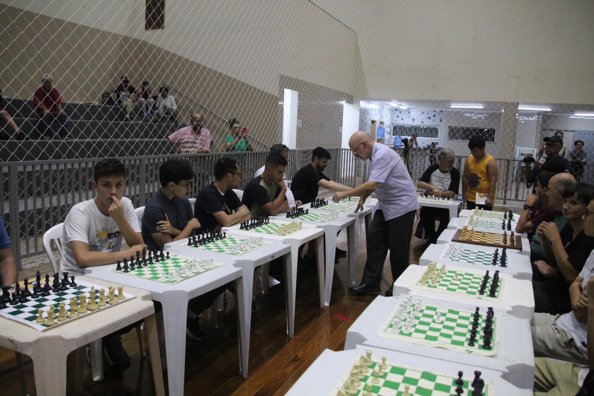 Estudante vence mestre internacional de xadrez