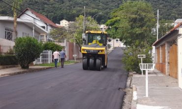 Rua Doutor Agnelo Leite Filho recebe novo asfalto