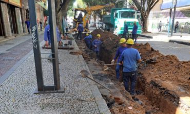 DMAE substitui redes de esgoto na rua São Paulo