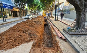 DMAE continua substituição de redes de esgoto na rua São Paulo