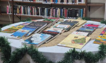 Biblioteca Centenário tem mesa especial com livros que celebram o Natal