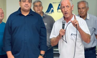 Prefeito e vice participaram do sorteio de prêmios da Promoção de Natal da ACIA