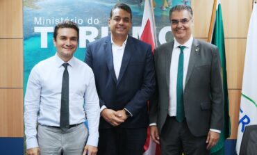 Prefeito de Poços se reúne com Ministro do Turismo em Brasília